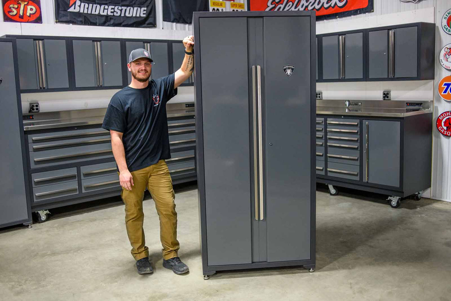 Pro Series 17 Drawer Workbench Package - Workbench, Wall Cabinets & Locker Cabinets