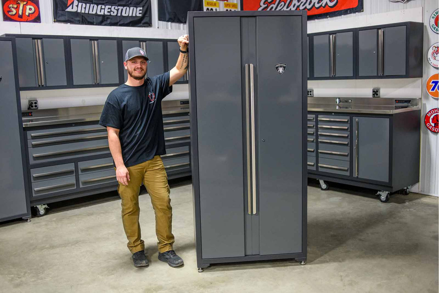Pro Series 18 Drawer Workbench Package - Workbench, Wall Cabinets & Locker Cabinets